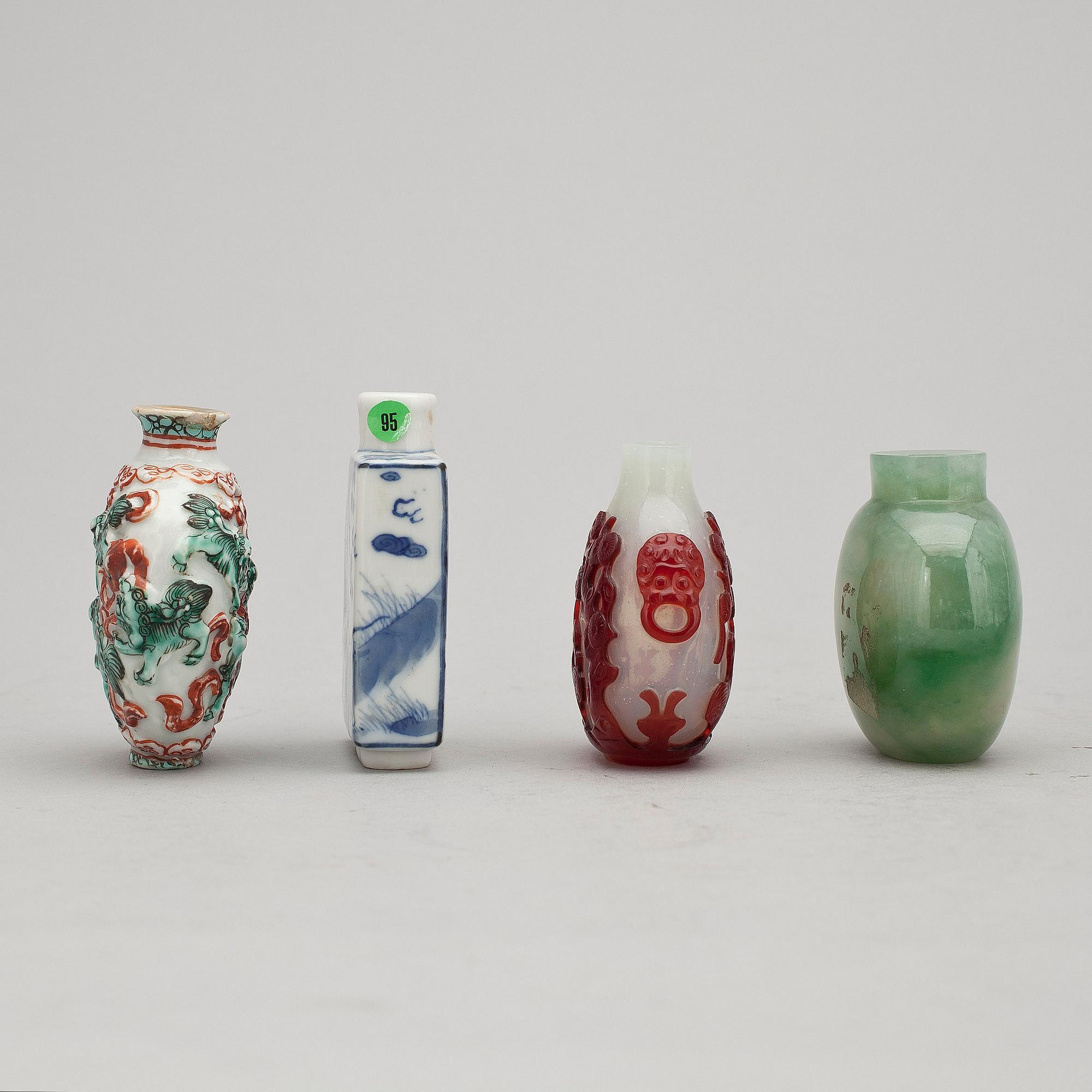SNUSFLASKOR, fyra stycken, glas, porslin och nefrit. Kina, 1800-1900-tal.