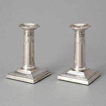 LJUSSTAKAR, 2 st, silver, Sheffield, 1894. Tot vikt 407 gram (inklusive fylld fot).