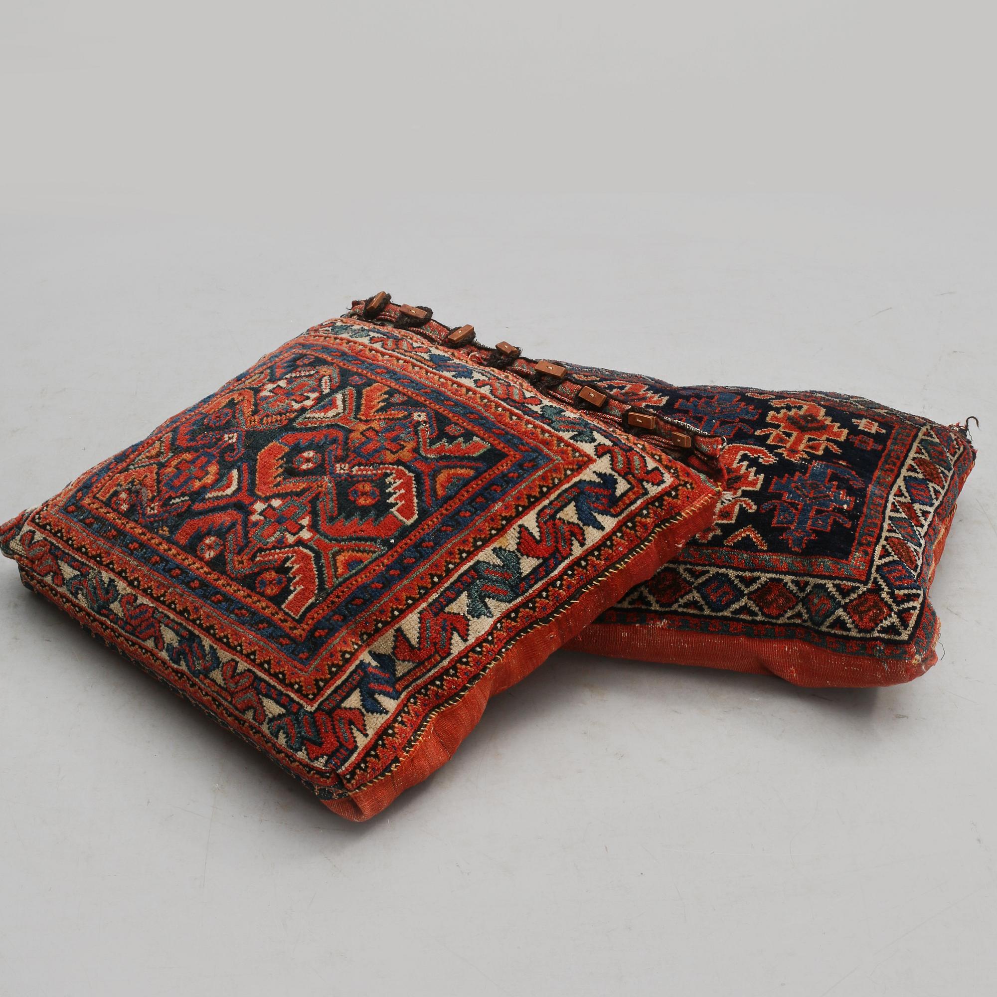 KUDDAR, 2 st, sannolikt Kazak, ca 60 x 70 respektive 56 x 68 cm.