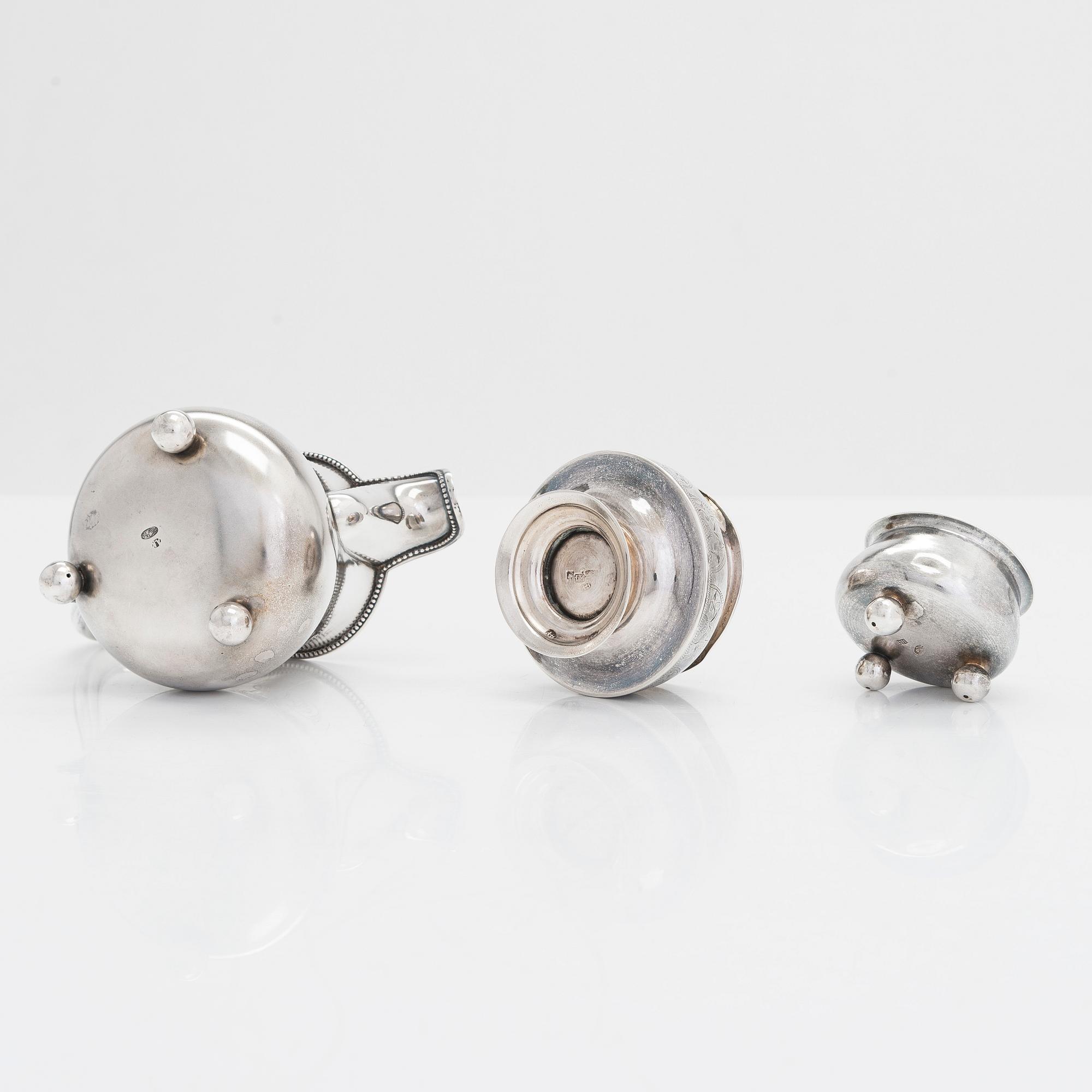 Gräddsnäcka, och saltkar, 2 st, silver, Ryssland 1872 - ca 1910.