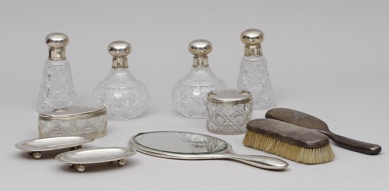 TOILETTESET, 11 delar. Silver och glas. Bla CG Hallberg 1917.