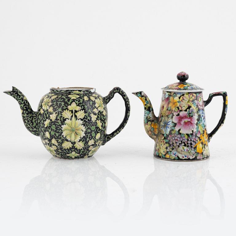 A group of four Chinese porcelain teapots and a coffeepot, late Qing dynasty/20th century.