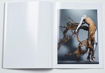 Sølve Søndsbø, bok Pictures from Savage Beauty signed.