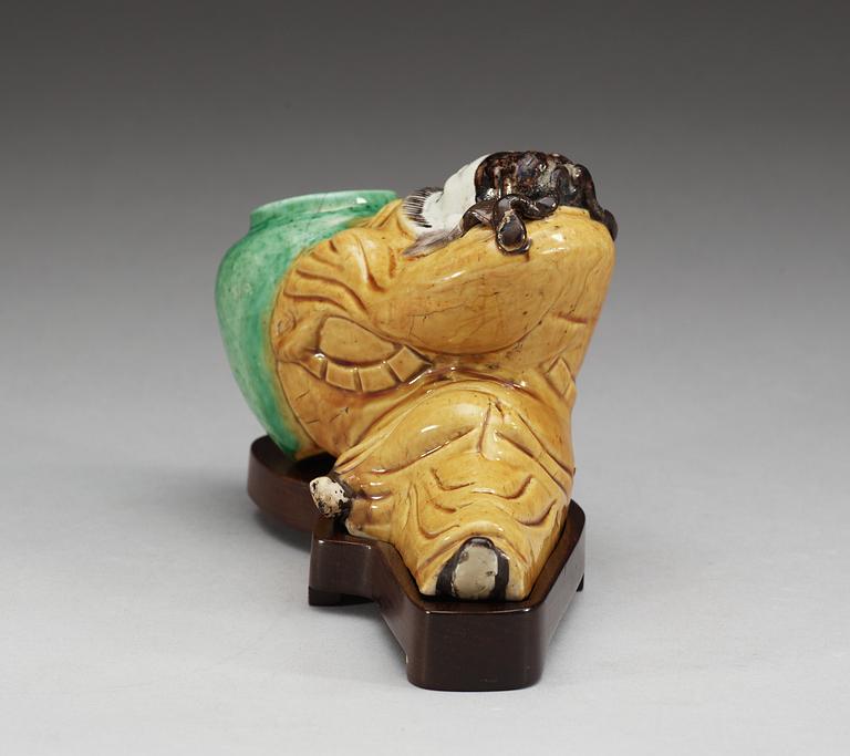 A famille verte biscuit Li Taibo-form brushwasher, Qing dynasty, Kangxi (1662-1722).