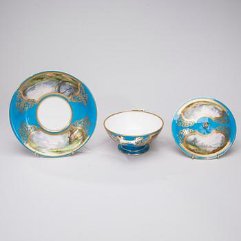 TERRIN MED LOCK OCH FAT, porslin, Sèvres, 1850-tal.