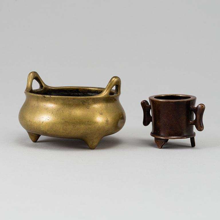 Two small bronze censers, China, 20th Century.