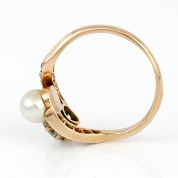 RING, 14K guld med troligen orientalisk pärla samt gammalslipad diamant ca 0,60 ct. Vikt ca 2,80 gram.