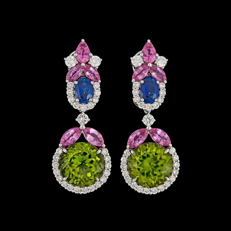 A pair of peridote, tot. 14.48 cts, blue sapphire, tot. 6.80 cts and brilliant cut diamond earrings, tot. 1.95 cts.