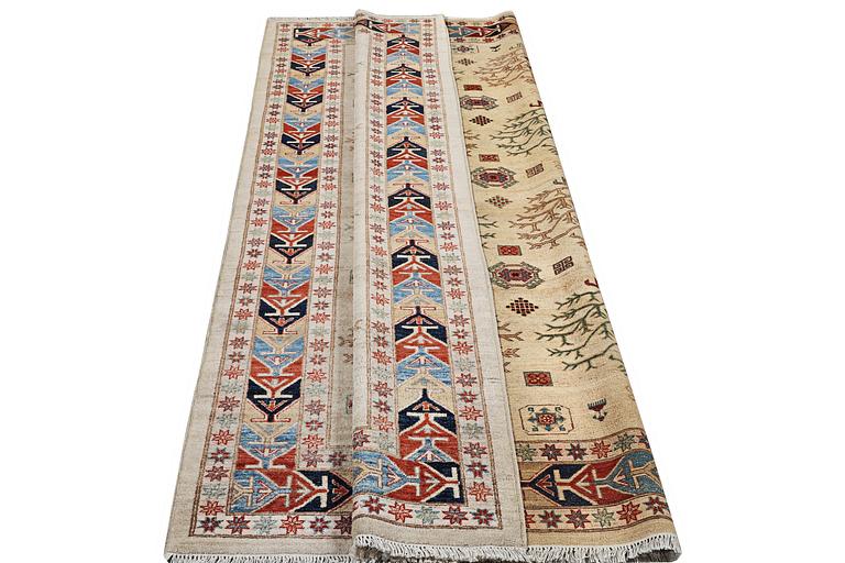 A Ziegler carpet, c. 297 x 205 cm.