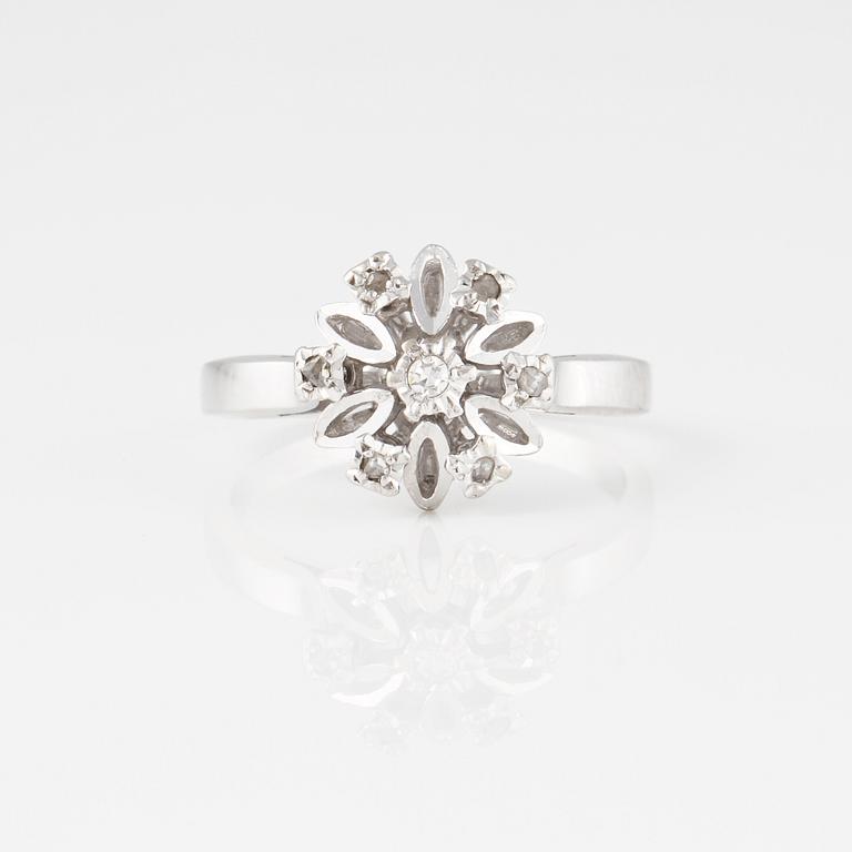 RING, med en åttkantslipad och 6 fasettslipade diamanter.