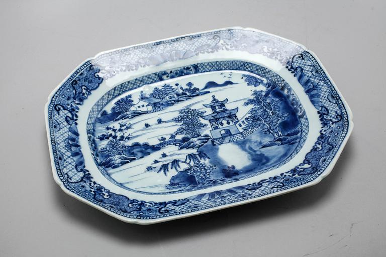 A chinese blue and white serving dish and two plates, 18th century and from the around year 1800.
