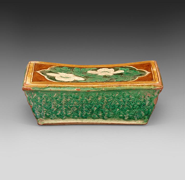 HUVUDKUDDE, keramik. Troligen Liao dynastin (907-1125).