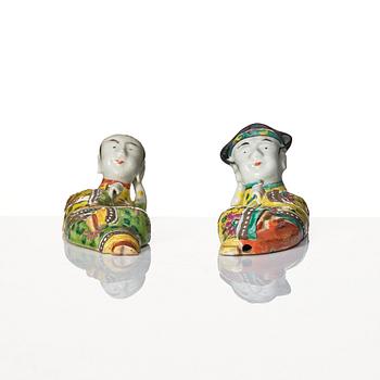 A pair of famille rose wall figurines, Qing dynasty, 19th Century.
