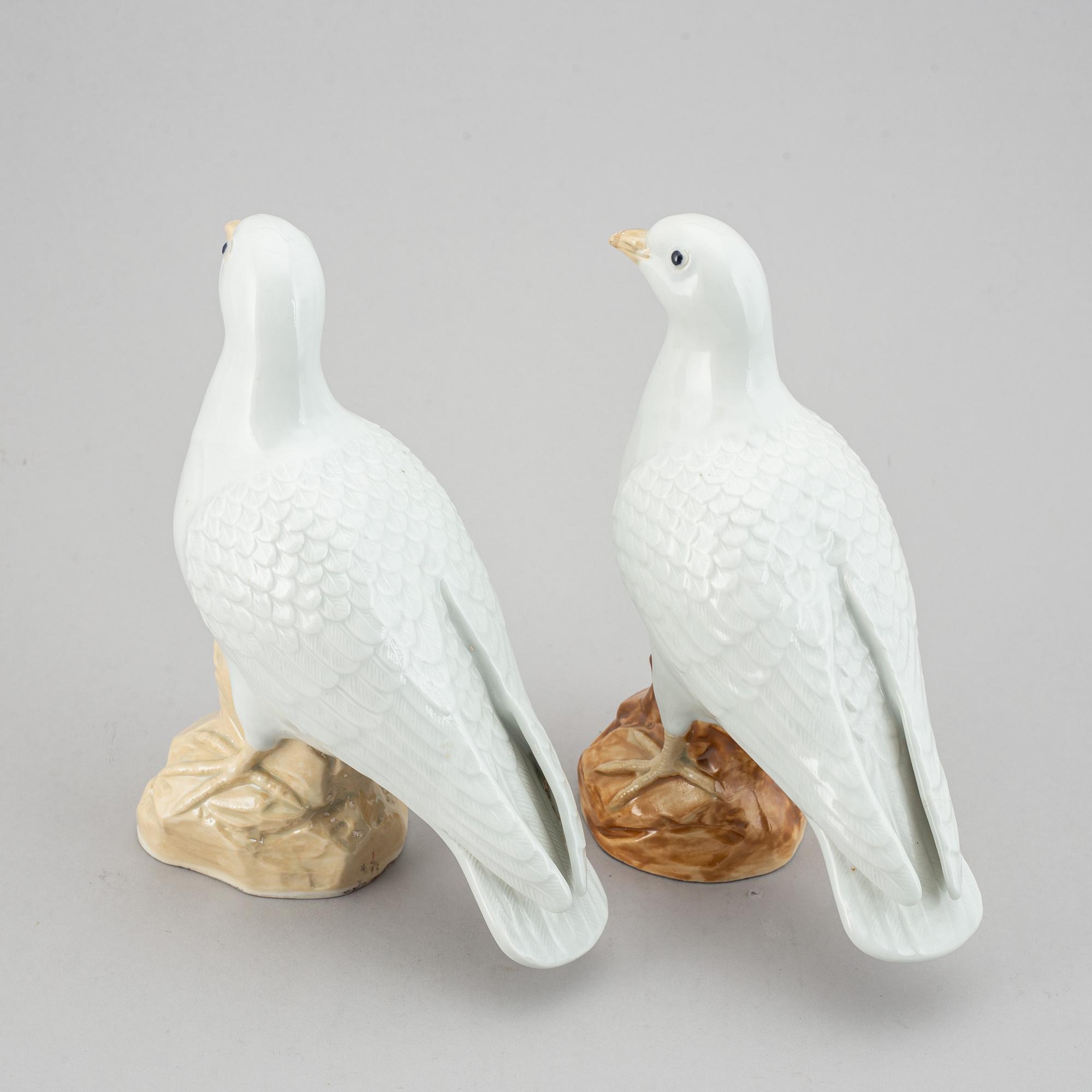 A pair of white glazed doves, Qing dynasty, 20th Century.