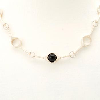 Georg Jensen, halsband "Sphere" silver med cabochonslipad onyx.