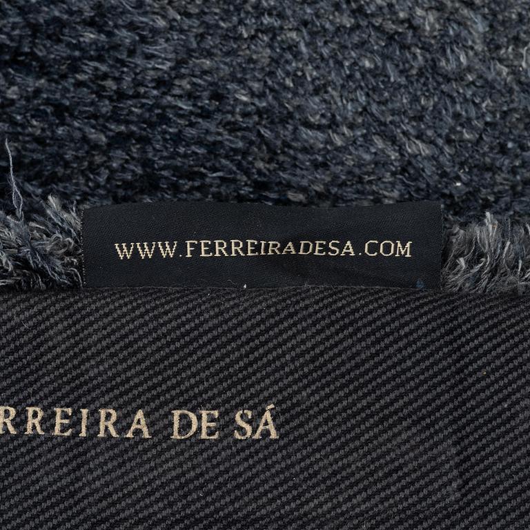 Diana Orving, matta "Disapperance I", handtuftad, ca 404 x 250 cm, Ferreira de Sá, Portugal.