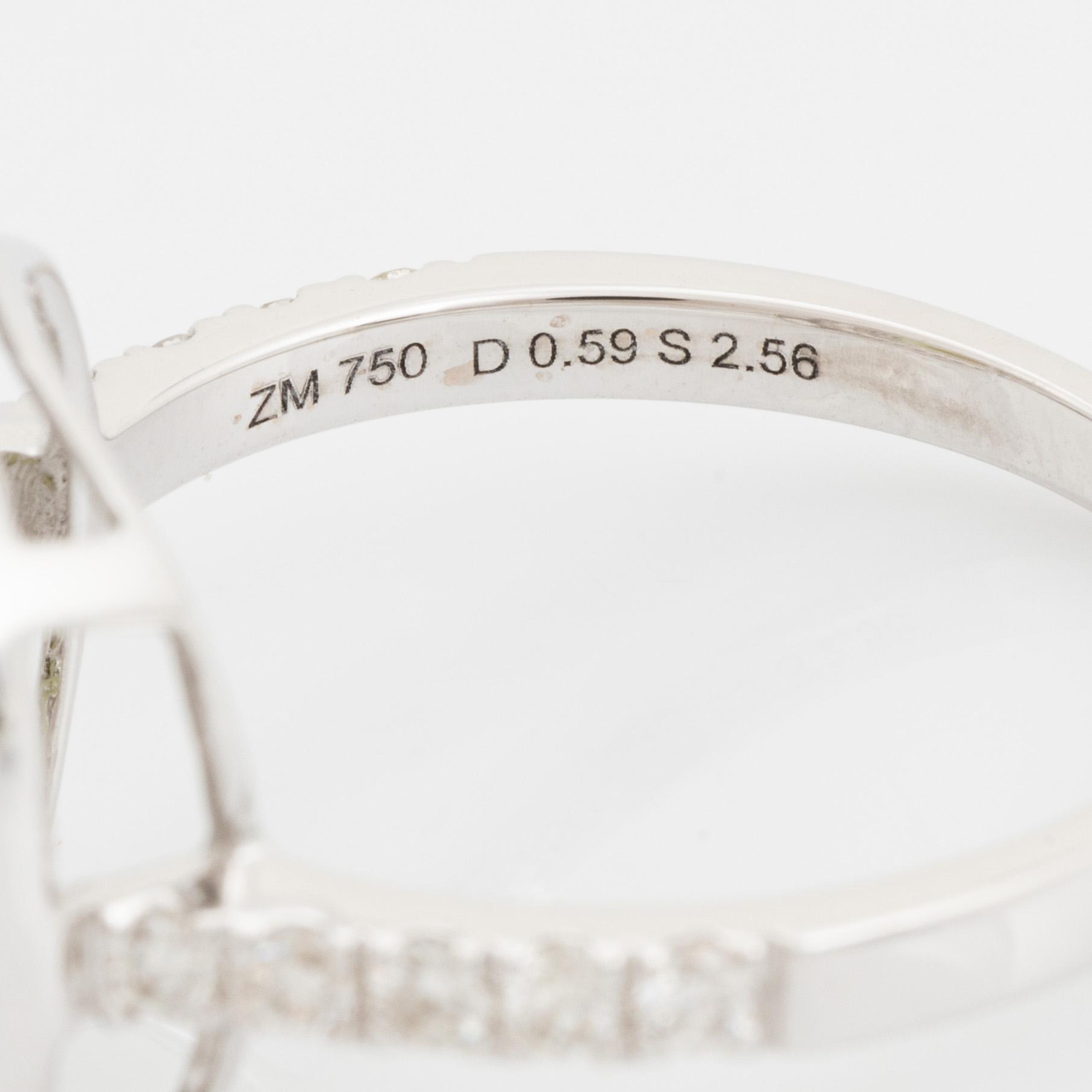 Cocktailring med grön turmalin och briljantslipade diamanter.