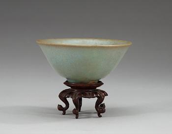 A lavender Chün-glazed bowl, Song/Yuan dynasty.