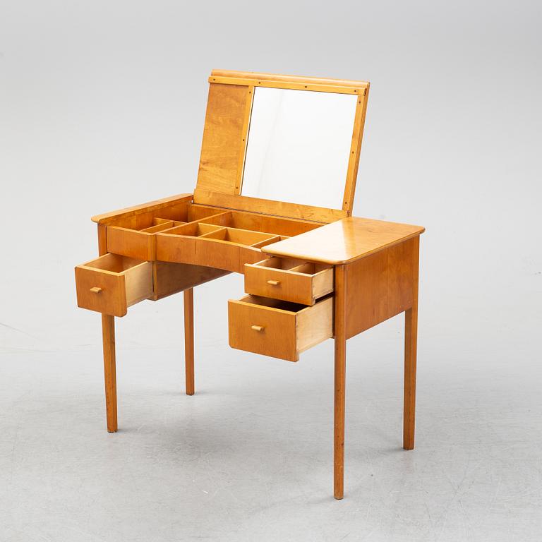 A birch dressing table by Carl Malmsten, with chair, mid 20th Century.