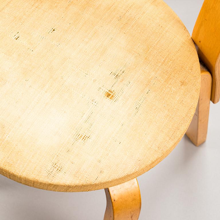 Alvar Aalto, a mid-20th century '90' table and four '66' chairs for Artek.