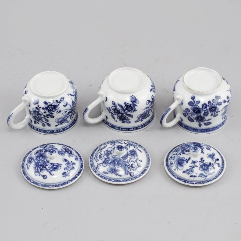 CREMÈKOPPAR, 3 st, porslin, Kina, 1700-tal.
