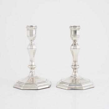 A pair of English silver candlesticks, mark of Hawksworth, Eyre & co, Sheffield, England 1926.