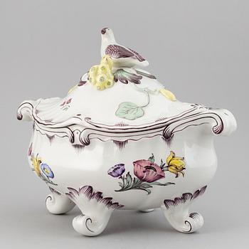 RÖRSTRAND, a creamware tureen with cover "Rörstrandia", mid 20th century.