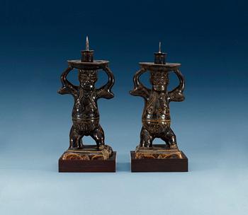 907. LJUSSTAKAR, ett par, keramik. Qing dynastin.