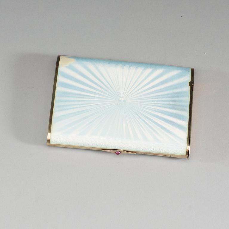 CIGARETTETUI med tändplån, guld och vit emalj. Frankrike, 1900-tal.