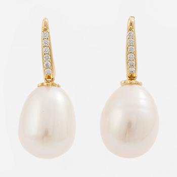 Earrings in 18K gold with cultured freshwater pearls and brilliant-cut diamonds.