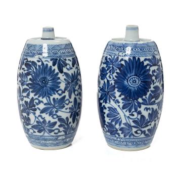 1353. A pair of blue and white 'Genever' bottles, Qing dynasty, Kangxi (1662-1722).