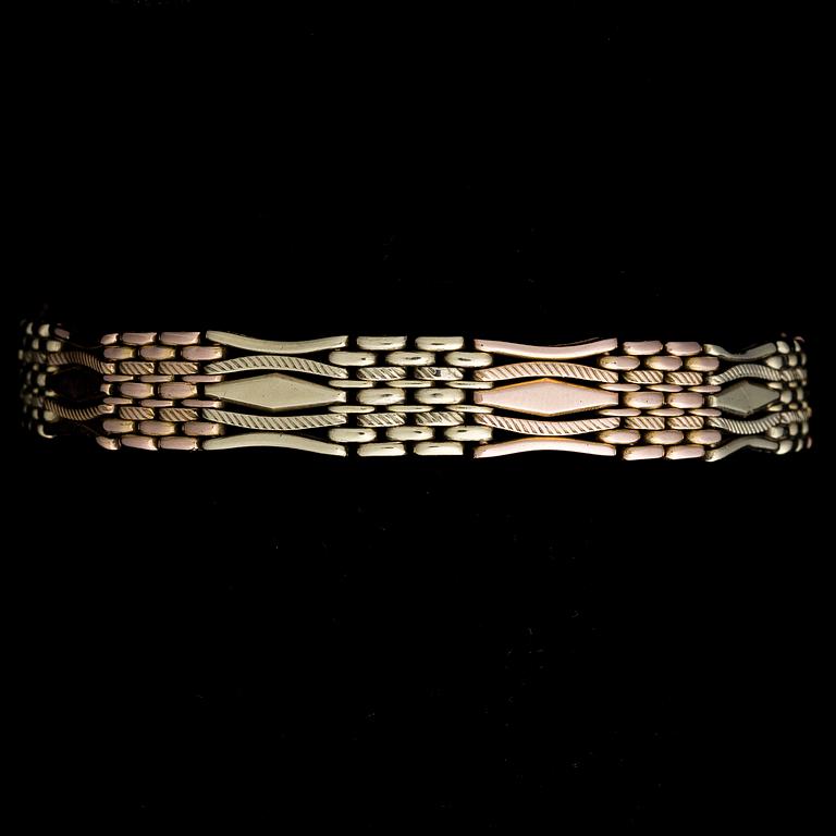 A BRACELET, 14K (56) gold in two colours, Moscow 1907-17.