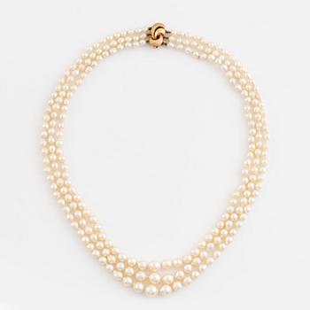 Cultured three strand pearl necklace. Clasp 18K gold.