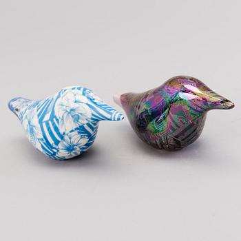 HEINI RIITAHUHTA, figuriineja/lintupillejä 2 kpl, posliinia, "Titi-tyy", tarramerkityt.