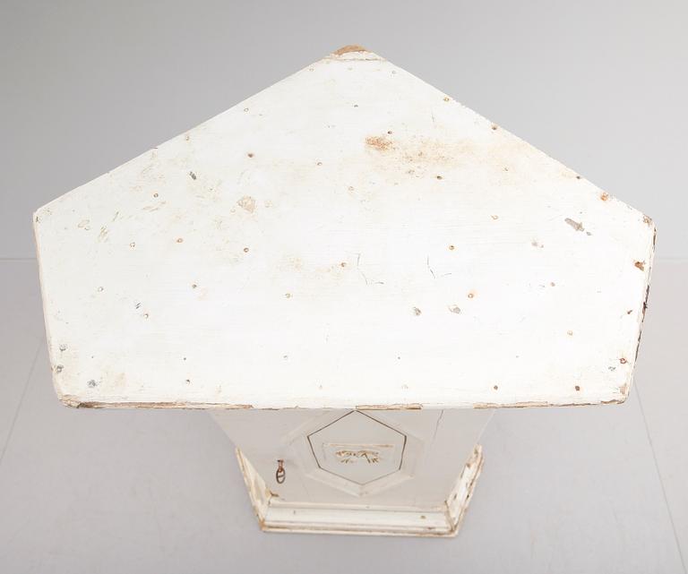 HÖRNHÄNGSKÅP, barock, 1700-tal.