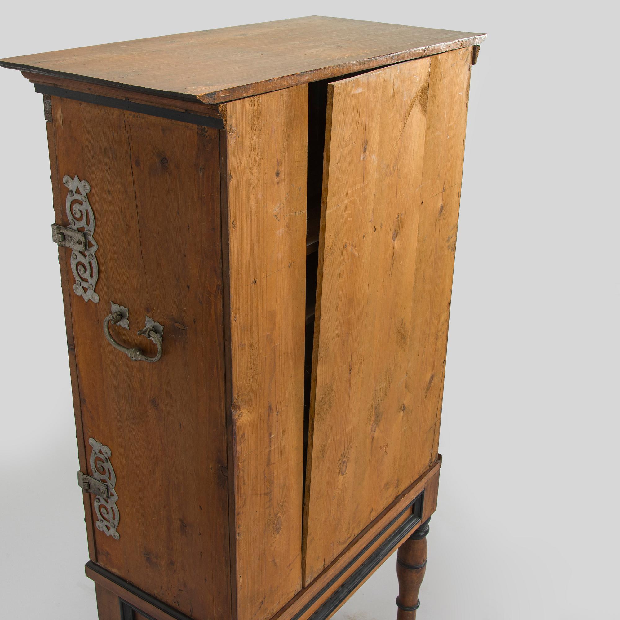 Kaappi/kabinettikaappi, barokkityyli, 1800/1900-luku.