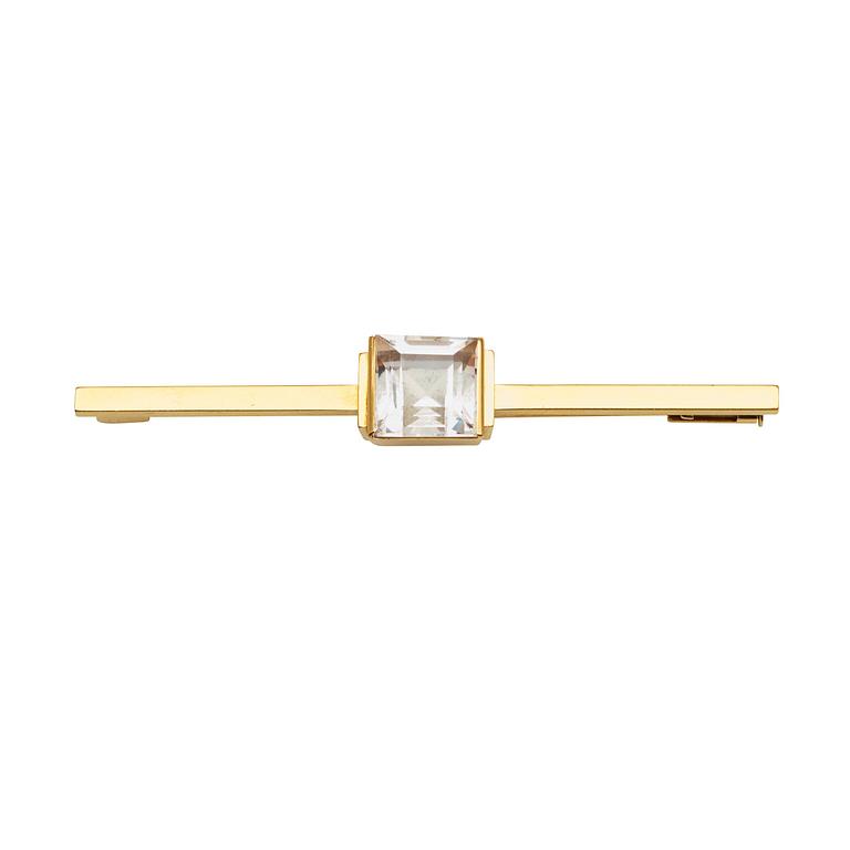 A Wiwen Nilsson 18k gold brooch with a facet cut rock crystal, Lund 1971.