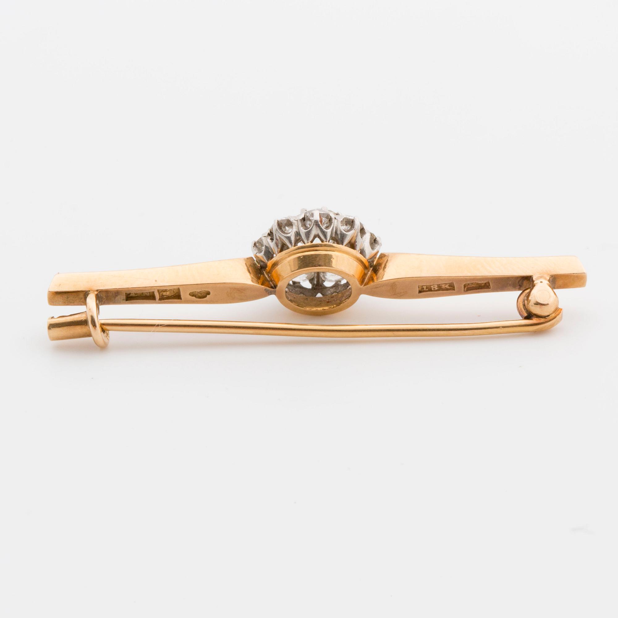 BROSCH, 18K guld med gammalslipade diamanter ca 0,50 ct.