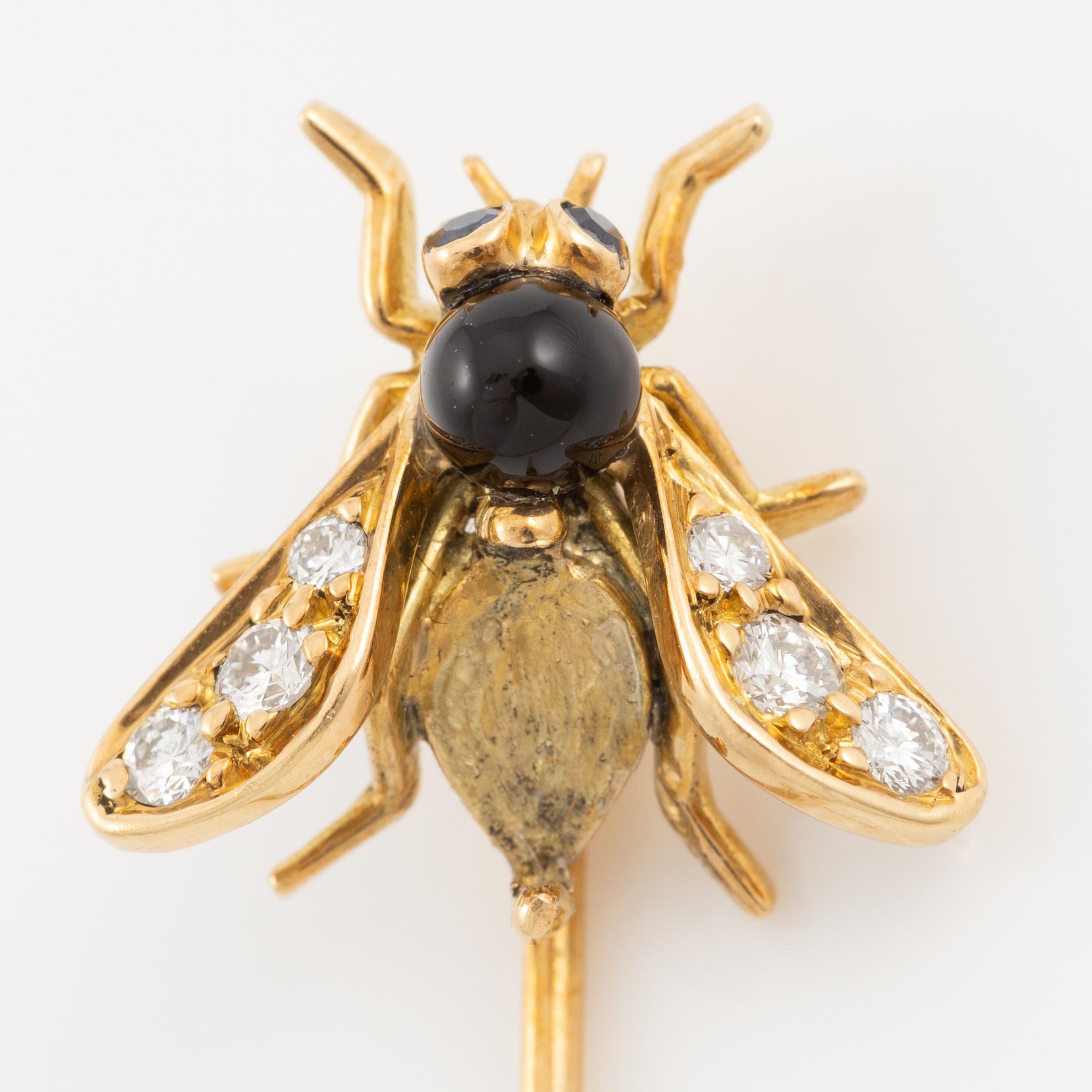 Brosch, Piaget, i form av insekt, 18K guld med cabochonslipad safir och små briljantslipade diamanter.