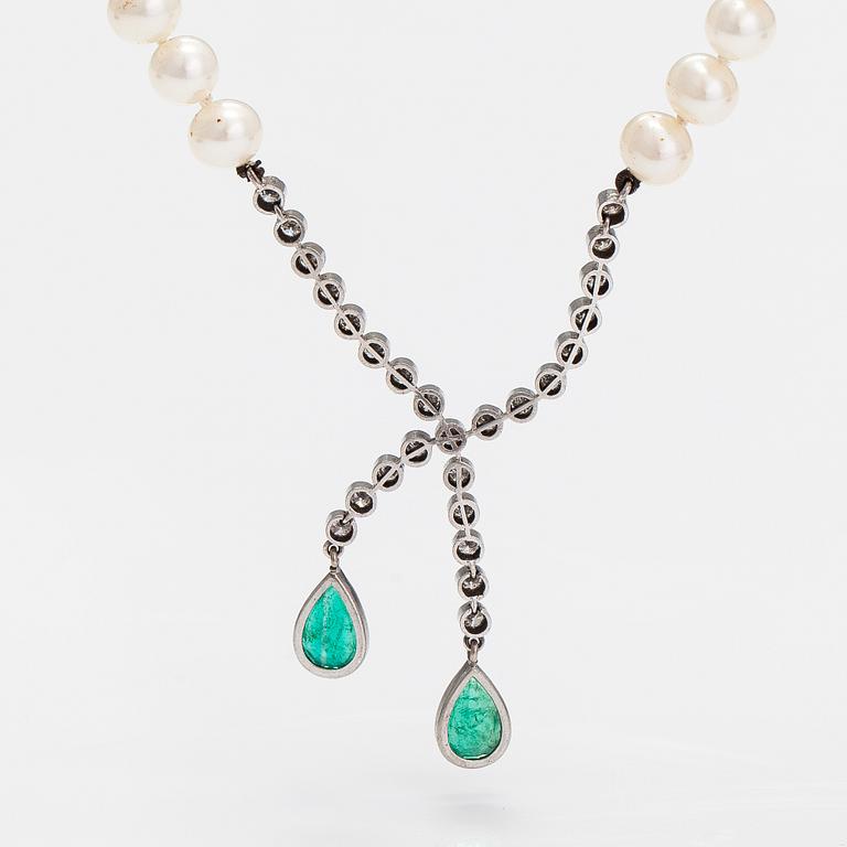 A pearl collier with cultured pearls, 14K and 18K white ogld, emeralds and diamonds ca. 0.60 ct in total.