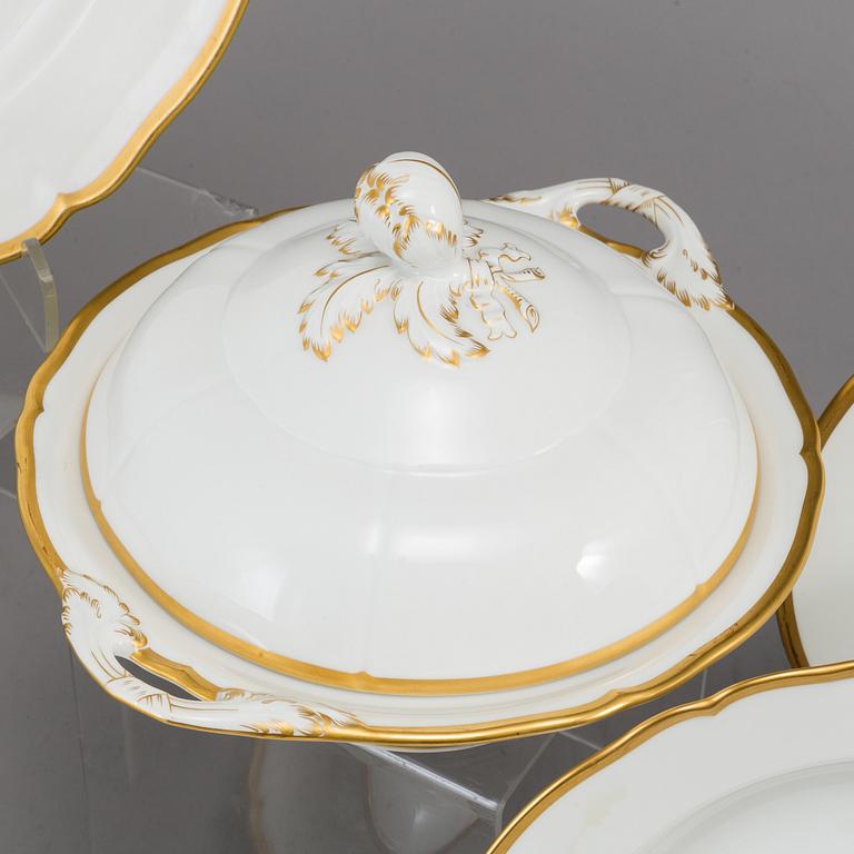 A part KPM porcelain dinner service, Berlin, first half of the 20th century (101 pieces).