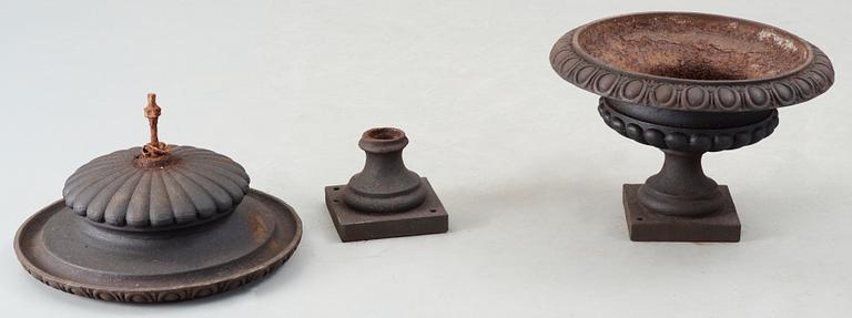 TRÄDGÅRDSURNOR, ett par, gjutjärn, omkring 1900.