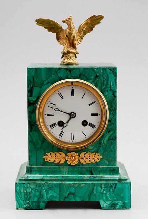 BORDSPENDYL, malakit, empirestil, 1800-tal.