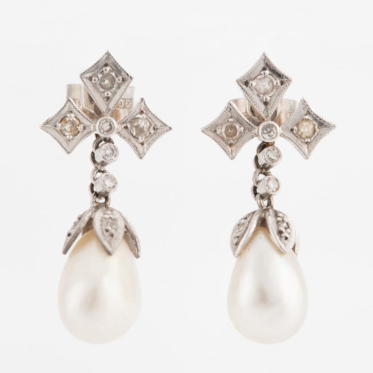 Earrings, a pair, gold, with drop-shaped pearls and small diamonds.