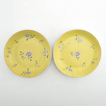 Skålfat ett par snarlika  Qing-dynastin  omkring 1900 Qianlongs märke porslin.