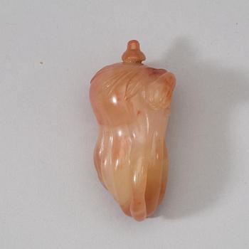 A Chinese snuff bottle with stopper in the shape of 'Buddhas hand', 20th Century.