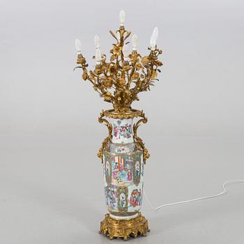 A TABLE LAMP/VASE, KANTON PORCELAIN. 19-20TH CENTURY.