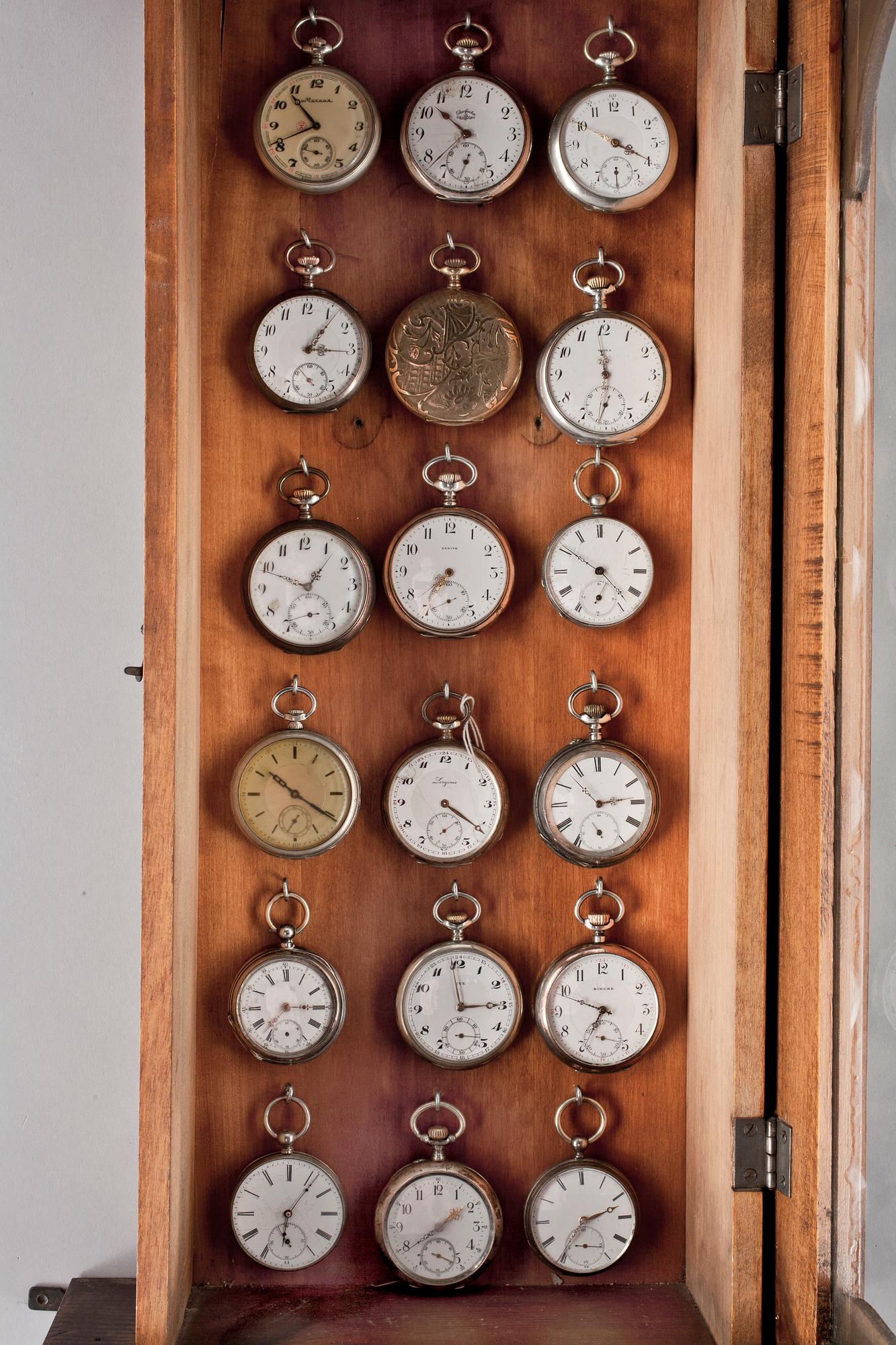 FICKUR, 18 st i klockskåp, bla Longines och Zenith, 1900-tal.