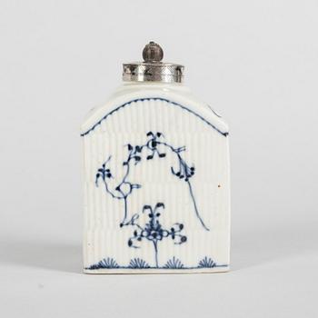 A blue and white porcelain tea caddy, around 1800.