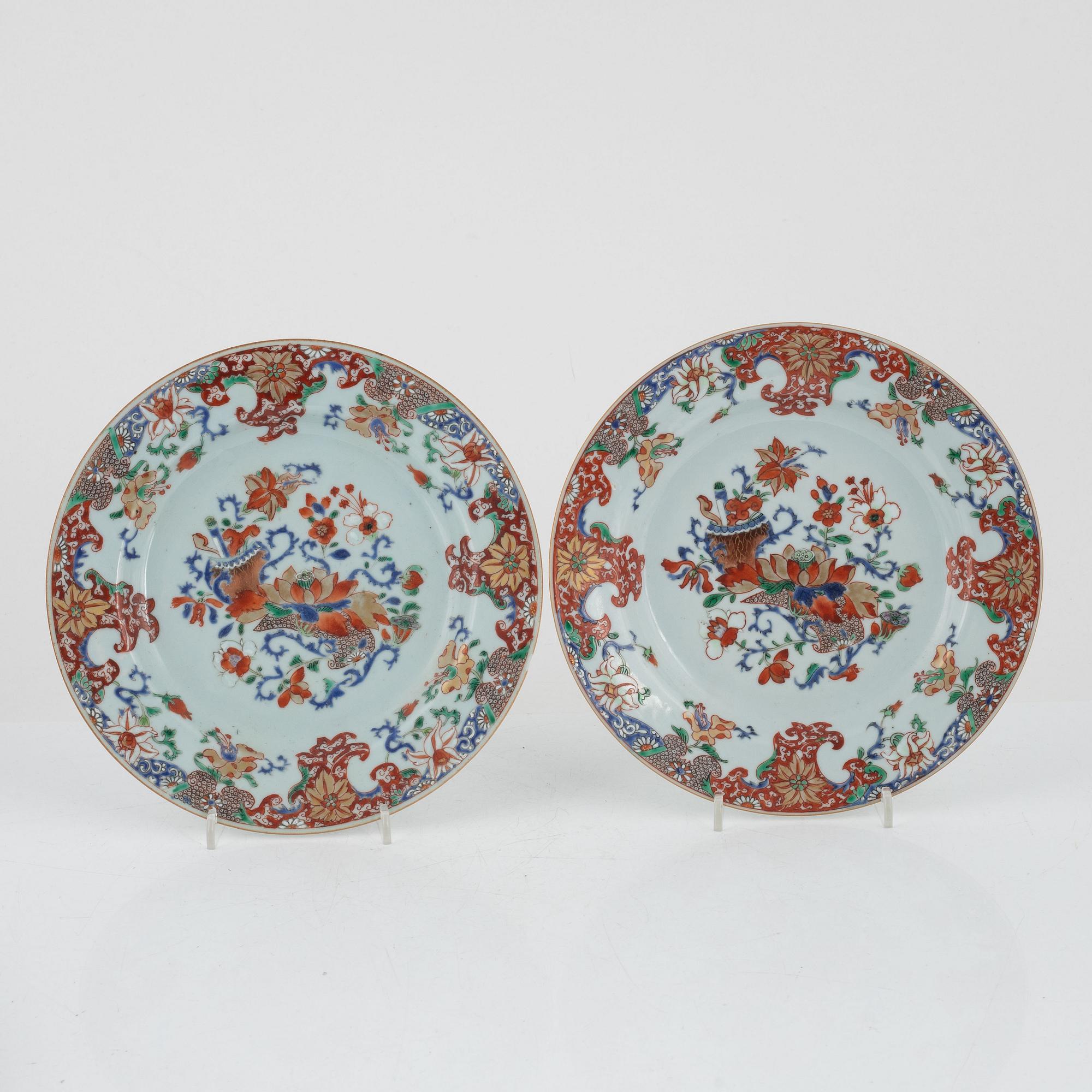 A pair of Chinese exportporcelain plates, Qing dynasty, Qianlong (1736-95).